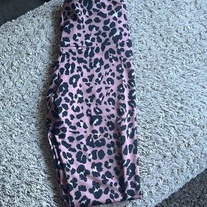 Onzie stretch cheetah leggings